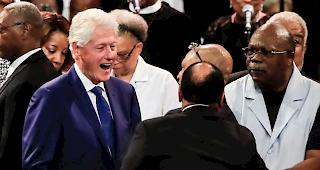 Auch der fr&uuml;here Pr&auml;sident Bill Clinton erwies der S&auml;ngerin die letzte Ehre.
