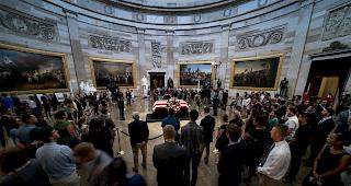 Kongressabgeordnete, Senatoren und andere W&uuml;rdentr&auml;ger im US-Kapitol Abschied vom verstorbenen Senator John McCain genommen.