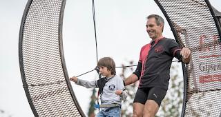 Der Akrobat Freddy Nock mit seinem Sohn im Todesrad