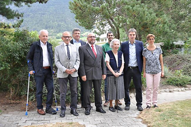 Ehrengäste: Josef Imhof (Stiftungsrat), Louis Ursprung (Stadtpräsident), Beat Lauber (Verwaltungsrat), Leander Williner (Stiftungsratspräsident), Alix Roten (Schwester von Gründer Ferdinand Mengis), Matthias Zenhäusern (Pro Senectute), Nicolas Mengis und Annemarie Waeber-Mengis (Eigentümer, von links).