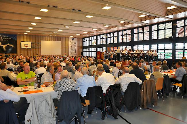 In Stalden fanden sich am Samstag hunderte Blasmusik-Veteranen ein.