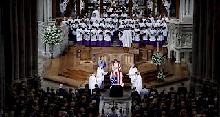 Letzte Ehre.&nbsp;Die Trauerfeier f&uuml;r den verstorbenen US-Senator John McCain fand&nbsp;in der Nationalen Kathedrale in Washington statt.
