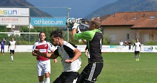 Salgesch-Torh&uuml;ter Florian Zuber pariert vor Brig-Glis-St&uuml;rmer Yoann Freysinger, im 2.-Liga-Derby teilte man sich die Punkte.