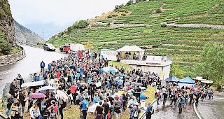 Im B&auml;chji. Die Fete l&auml;uft. Livemusik gegen den Regen.