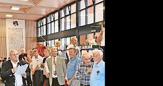 Lebenslanges Hobby. Anton Zimmermann (links) gratuliert den 19 langj&auml;hrigen Veteranen.Foto wb