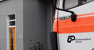 Nachdem in einem Autospritzwerk in Samstagern am Montag ein Rum&auml;ne tot aufgefunden wurde, sind acht Personen verhaftet worden (Symbolbild). 