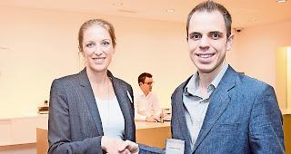Gesch&auml;ftsstellenleiterin Jennifer Brunner mit Christian Tschopp.