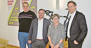 Ja zum Velo. Nationalrat Thomas Egger, Vorstandsmitglied OVT, Brigitte Wolf, Gesch&auml;ftsleiterin VCS Wallis, Philipp Matthias Bregy, Vizepr&auml;sident TCS Wallis, und Sixtus Bregy, Pr&auml;sident Tandem 91 (von rechts).Foto wb