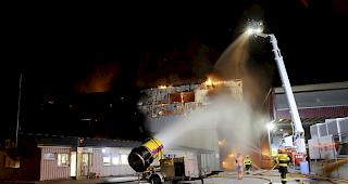 Grossbrand. In der Nacht auf Mittwoch brannte in Altdord eine Recyclinghalle ab. Die Brandursache ist unklar.