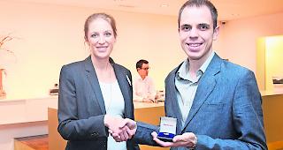 Gesch&auml;ftsstellenleiterin Jennifer Brunner mit Christian Tschopp.