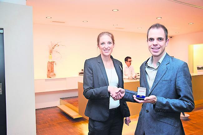 Geschäftsstellenleiterin Jennifer Brunner mit Christian Tschopp.