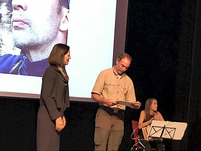 Übergabe. Staatsratspräsidentin Esther Waeber-Kalbermatten und Peter Imboden, einer der drei Preisträger der 36. Preisverleihung für eine erfolgreiche Ausbildung und berufliche Eingliederung.