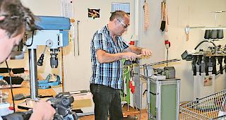 Vor Ort. Den Medien wurde gestern Einblick in die Blinden- und Sehbehindertenwerkstatt in Brig gew&auml;hrt.Foto WB