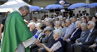 Generalvikar Richard Lehner verteilt an der Messe die heilige Kommunion.