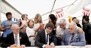 Gefragter Mann. Puigdemont wurde am jurassischen Volksfest in Delsberg von hunderten Personen begeistert empfangen.