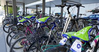 Diese S&auml;ttel sind vor dem n&auml;chsten Regen gesch&uuml;tzt.