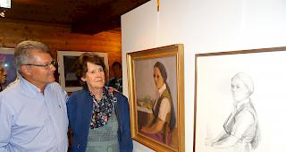 Ursula Zurbriggen vor den zwei Bildern, die Albert Chavaz von ihr vor Jahrzehnten malte und zeichnete.