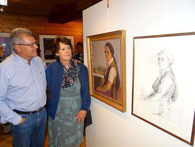 Ursula Zurbriggen vor den zwei Bildern, die Albert Chavaz von ihr vor Jahrzehnten malte und zeichnete.