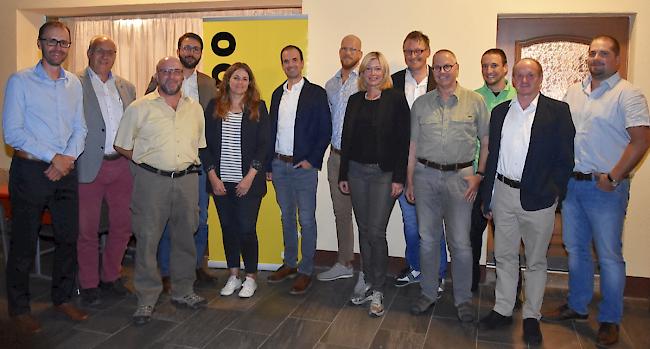 Bezirkspräsident	Willy	Loretan	und CSPO-Präsident	Alex	Schwestermann mit	den	
Kandidaten	der	CSP	Bezirk	Brig: Leander	Williner, Damien	Carron, Nadia	Loretan, Christian	Escher,	Thomas	
Käch, Karin Pece, Thomas	Kreuzer, Theo	Imhof, Fabian	Blättler,	Kurt	Regotz	und Simon	Schnydrig (von links).