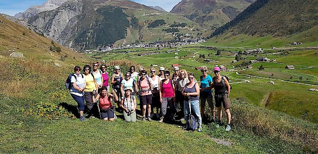 Bei sommerlichen Temperaturen nahmen am Dienstag 24 Frauen von PolySport Wallis die Herbstwanderung von Realp nach Andermatt unter die Füsse.