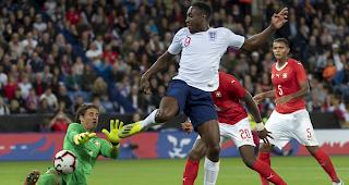 Torh&uuml;ter Yann Sommer gegen Englands Danny Welbeck. 



