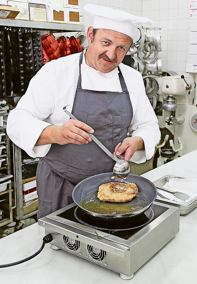 Norbert Schwery beim Zubereiten eines Cordon bleu.