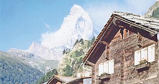 Haus an Haus: Trotz dichter Besiedelung ist bezahlbarer Wohnraum  in Zermatt rar.