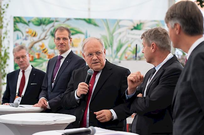 Bundesrat Johann Schneider-Ammann (mitte) spricht an der Seite von Claude Thomann, OK-Präsident der SwissSkills 2018, Reto Wyss, Präsident der Stiftung SwissSkills, Regierungsrat Christoph Ammann, Alec von Graffenried, Berner Stadtpräsident (von links), während der Eröffnungsfeier der Schweizer Berufsmeisterschaften.