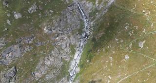 Im Unterwallis ist erneut ein Wingsuit-Flieger ums Leben gekommen. Er ist am Mittwoch von einem Wanderer bei Bonatchiesse tot aufgefunden worden.