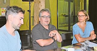 Ausgewogen. Betriebsleiterin Iris Weder, Vereinspr&auml;sident Hermann Anthamatten und Joachim Felix Correia, Marketing und Kommunikation (von rechts), stellen das neue Programm vor.