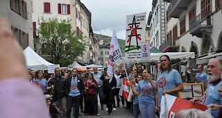 Demonstranten vor dem Parlamentsgeb&auml;ude in Sitten