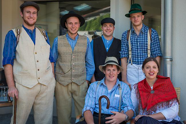 Yanick (21), Marco (22), Tobias (23), David (22), Maurice (21) und Melanie (23), Saas-Fee