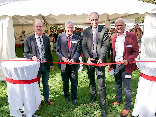 Von links: Dr. Hugo Burgener, Direktor SZO, Prof. Dominique Arlettaz, Verwaltungsratspräsident Spital Wallis, Staatsrat Christophe Darbellay und Kilian Ambord, Direktor Pflege & MTT SZO.