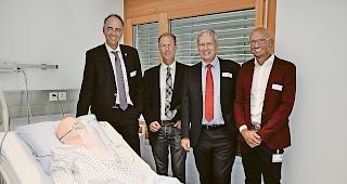 Ausbildung. Von links: Christophe Darbellay, Hugo Burgener, Dominique Arlettaz (VR-Pr&auml;sident &shy;Spital Wallis) und Kilian Ambord besichtigen das neue Trainingscenter.Foto wb