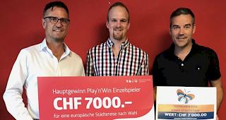 G&uuml;nter Seewer (CEO Valaiscom), Diego Schmid (Gewinner Hauptpreis) und Marco
Zerzuben (Gesch&auml;ftsf&uuml;hrer Zerzuben Tourisitk AG). 