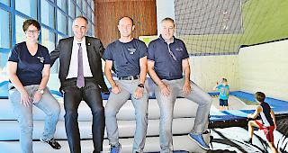 Motiviert. Gemeinsam in Augenschein genommen: Nadine Tscherrig, Leiterin Sportschule, Staatsrat Christophe Darbellay, Gerhard Schmidt, Rektor Kollegium, und Marcel Blumenthal, stv. Chef Dienststelle f&uuml;r Unterrichtswesen (von links).