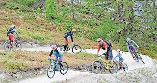 F&uuml;r Gross und Klein. Der Sunnegga-Trail ist einfach zu befahren, bietet aber dennoch Fahrspass, werben die Erbauer.