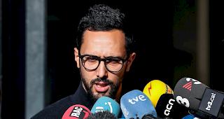 Der spanische Rapper richtet sich an die Presse.