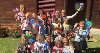 Spass. Clown Filu (vorne rechts) verstand es, die russischen Kinder und ihre Begleitpersonen zu begeistern und sich mit ihnen trotz unterschiedlicher Sprache zu &laquo;unterhalten&raquo;.