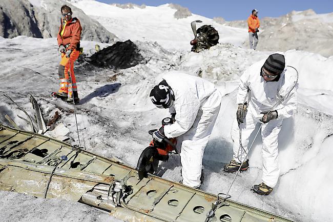 Zeitzeugen. 1946 musste eine US-Militärmaschine auf dem Gauligletscher notlanden. Inzwischen hat das Eis zahlreiche Überreste wieder freigegeben.