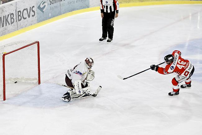 Dan Kissel verwertet früh einen Penalty zum 1:0, der EHC Visp startete gegen das oberklassige Genf/Servette stark ins Cupspiel.