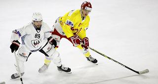 Fribourgs Andrey Bykov (links) im Cupfight gegen Siders