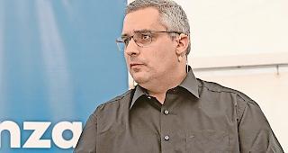 Aus einer Hand. Der Visper Werksleiter J&ouml;rg Sol&egrave;r.