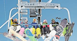 Zum ersten Mal seit seiner Gr&uuml;ndung vor drei Jahren aktiviert der Tarifverbund Magic Pass seinen Solidarit&auml;tsfonds f&uuml;r Partner-Skigebiete, die einen prek&auml;ren Winter erlebt haben. Mehr als 800'000 Franken werden an rund zehn tiefer gelegene Destinationen verteilt.
