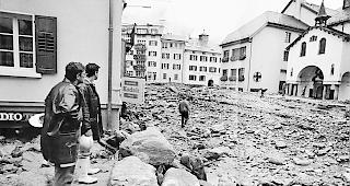 Im Herzen getroffen. Das Geschiebe lag auf dem Sebastiansplatz bis zu drei Meter hoch. Foto wb &nbsp;