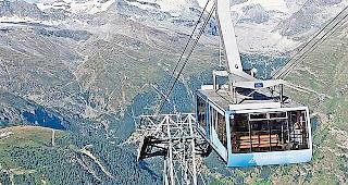 117 Bohrungen. Mast 1 der Rothorn-Bahn, beliebt im Sommer wie auch im Winter, musste stabilisiert werden.