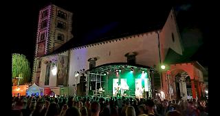 Die Band Klisch&eacute;e heizte dem Publikum am Freitagabend m&auml;chtig ein.