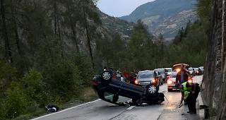 Auf der Kantonsstrasse zwischen Stalden und St. Niklaus ist es am Sonntag zu einen Selbstunfall gekommen. Drei Personen wurden dabei verletzt.