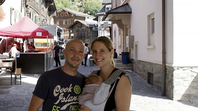 Laura (31) und Daniel (31) Stupf mit Elias, Naters.