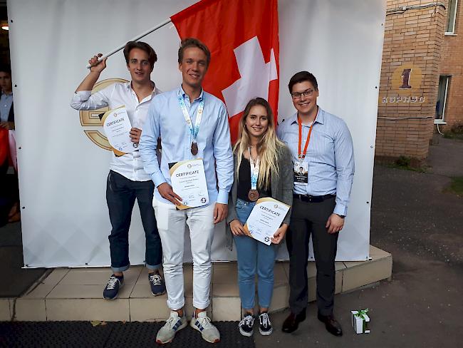 Das Schweizer Team in Moskau (von links): Gabriele Mattioli Bloch, Vincent Strobos (Bronze), Laila Zurbriggen (Bronze) und Thomas Schneiter (Coach).